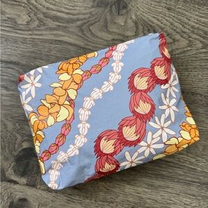 Lei Pouch